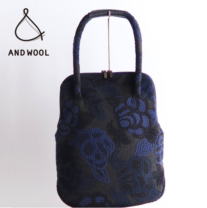 きちんとしたフォーマルなシーンでもカジュアルな日常使いにもおすすめ【椿刺繍のA4バッグ】