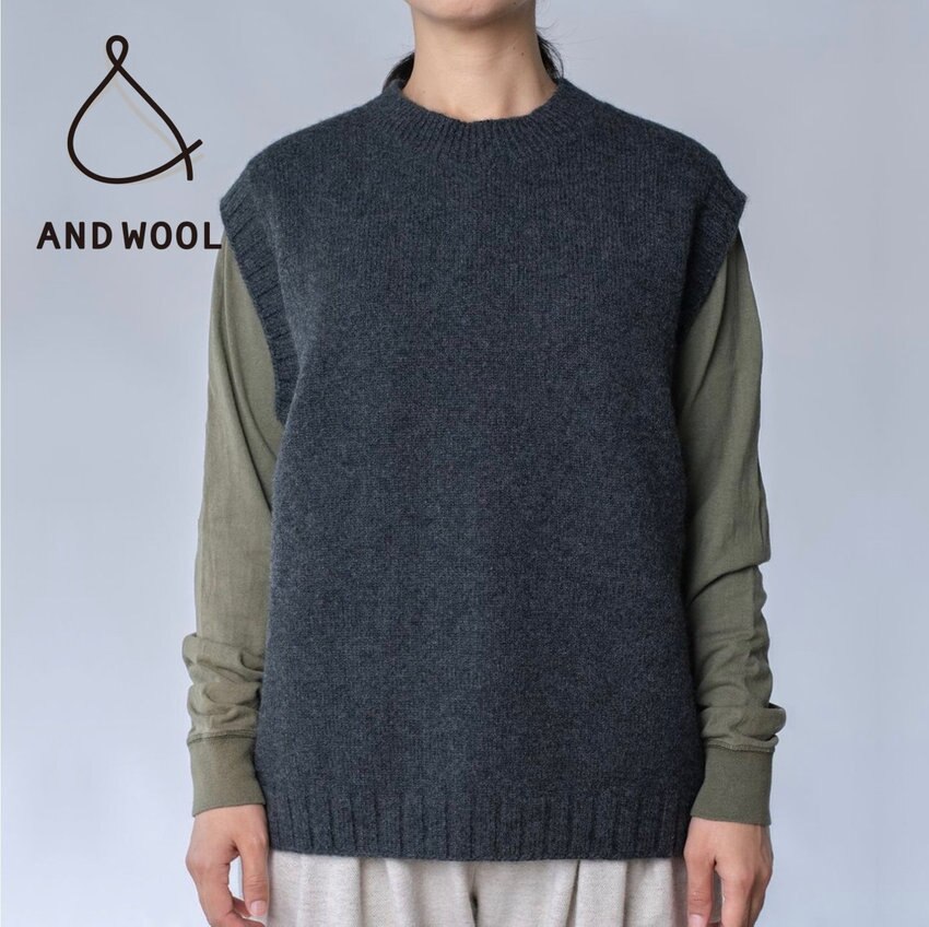 昔ながらの「手編み機」で1枚1枚編み上げる【ホワイトカシミヤ100%のベスト】特別な1着としてぜひどうぞ