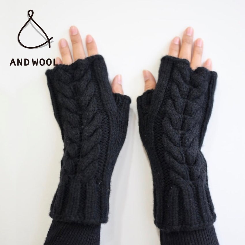 ふっくらと盛り上がった「ケーブル模様」がかわいい昔ながらの手編み機で1枚1枚編み上げる【アームウォーマー】