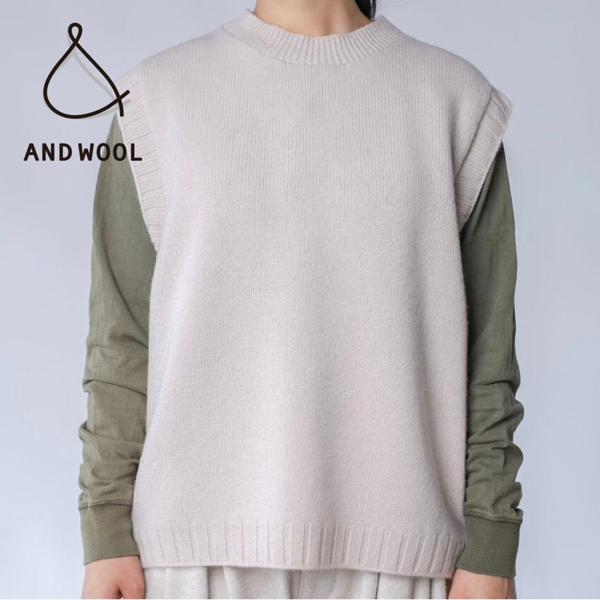 昔ながらの「手編み機」で1枚1枚編み上げる【ホワイトカシミヤ100%のベスト】特別な1着としてぜひどうぞ