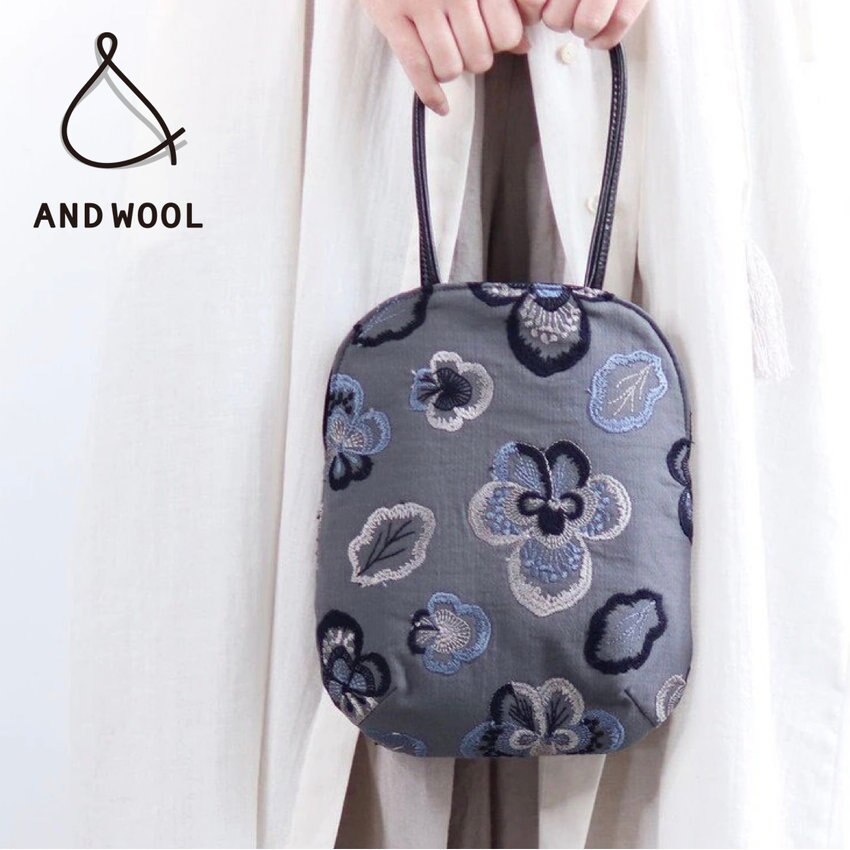 【冬の装いを上品に演出】人気のテキスタイル「ビオラ刺繍のミニバッグ」財布と携帯とペットボトルが入るサイズです