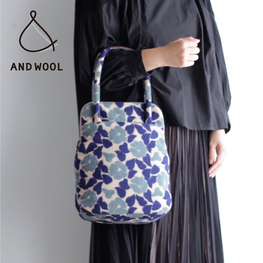 冬の上品な装いと相性がよい【椿刺繍のバッグ】可愛らしさもありつつクラシックな雰囲気の「人気のテキスタイル」