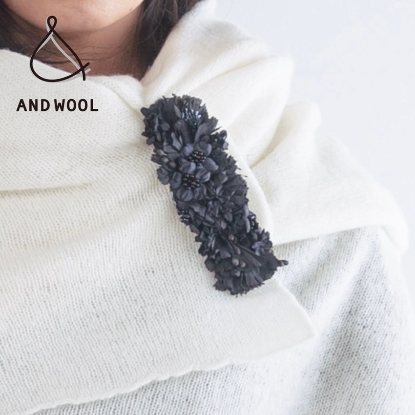 「主張しすぎない」個性を演出する上質で品の感じられるアイテム【フラワーブーケのブローチ】冬の装いのアクセントに