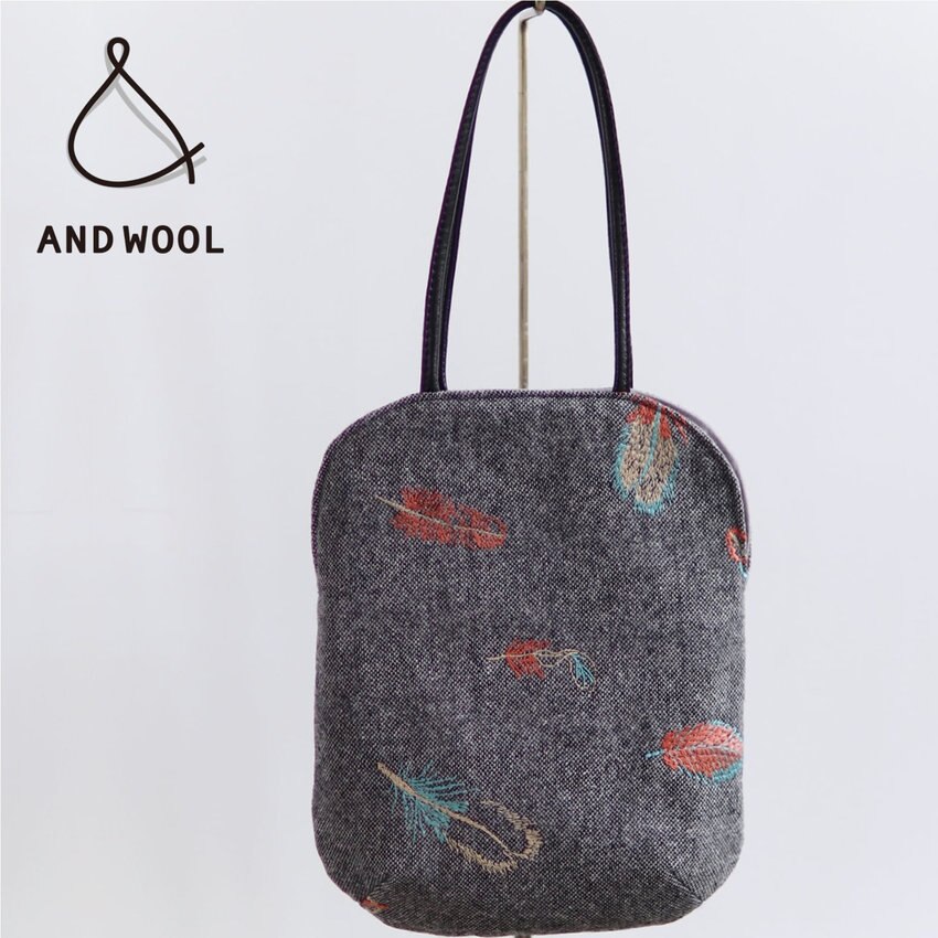 「上品で控えめな印象」ながら個性的な色使い【鳥の羽刺繍のミニバッグ】財布・携帯・ペットボトルが入るサイズ