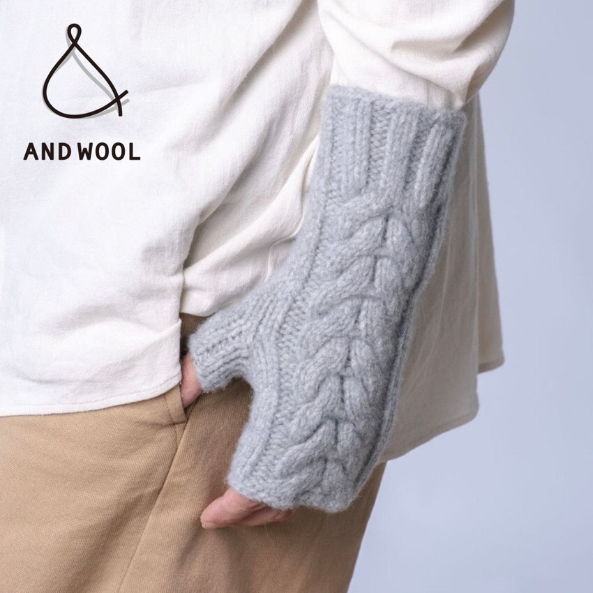 ふっくらと盛り上がった「ケーブル模様」がかわいい昔ながらの手編み機で1枚1枚編み上げる【アームウォーマー】
