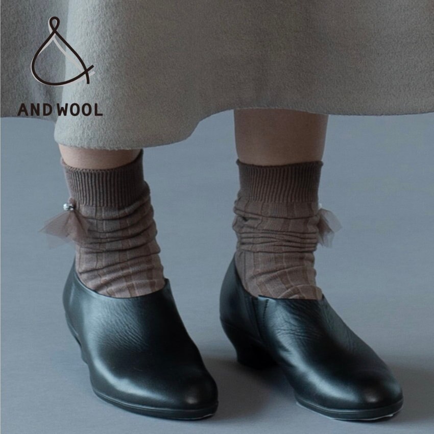 【AND WOOL ニット屋さんのコットン靴下】さり気ない甘さを添えて、お出かけの足もとに遊び心を