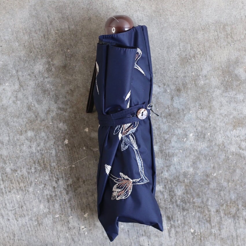 【春の日差し対策にUVカットOK・晴雨兼用日傘をどうぞ】あたたかい陽気の日の装いに「大ぶりのモクレンの花刺繍」