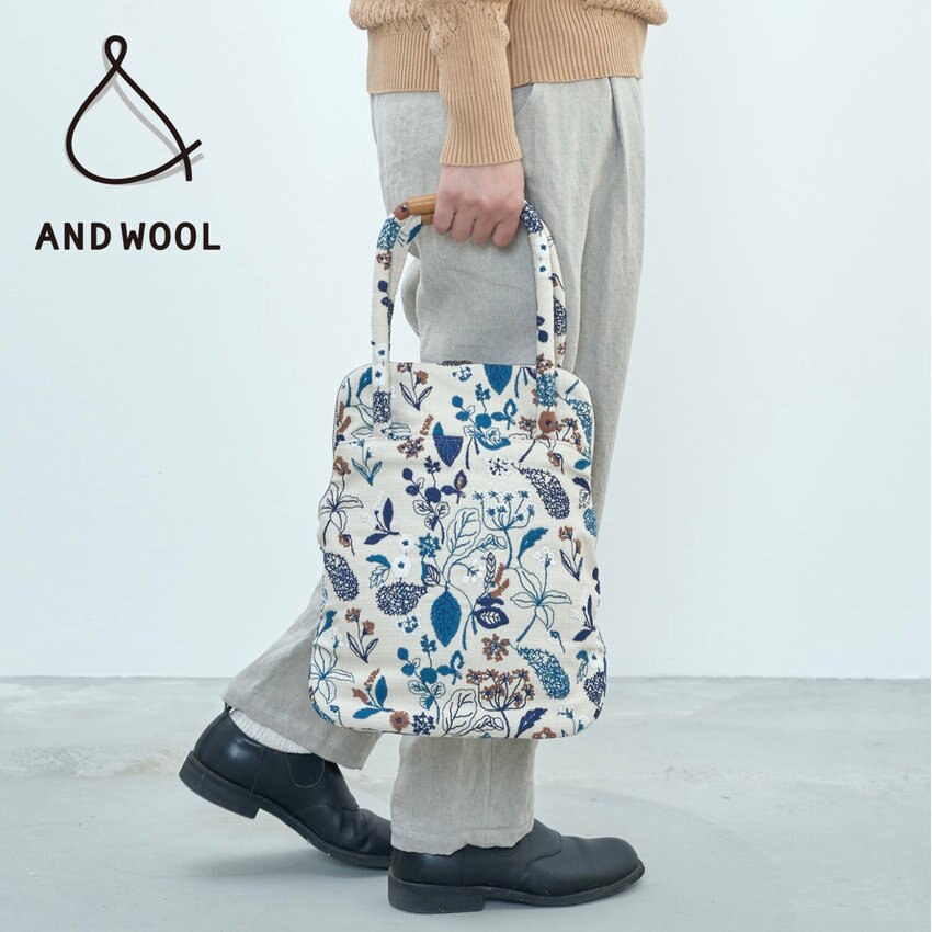 春は新しいバッグで心機一転!!人気のテキスタイル【筆記帳刺繍のバッグ】通勤・通学に便利な「A4サイズが入ります」