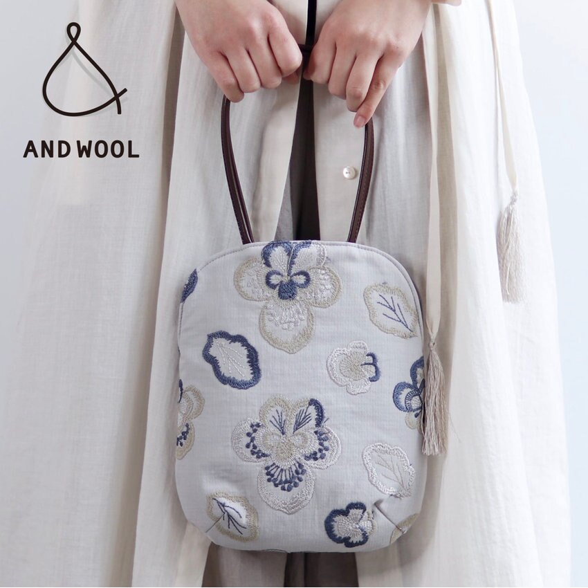 【春のお出かけにちょうどいい!!】人気のテキスタイル「ビオラ刺繍のミニバッグ」財布と携帯とペットボトルが入るサイズです