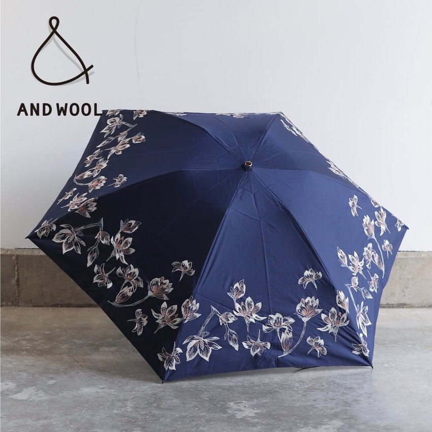 在庫残りわずかです!!【UVカットOK・晴雨兼用日傘】空にパッと明るく花開くような「大ぶりのモクレンの花刺繍」柄