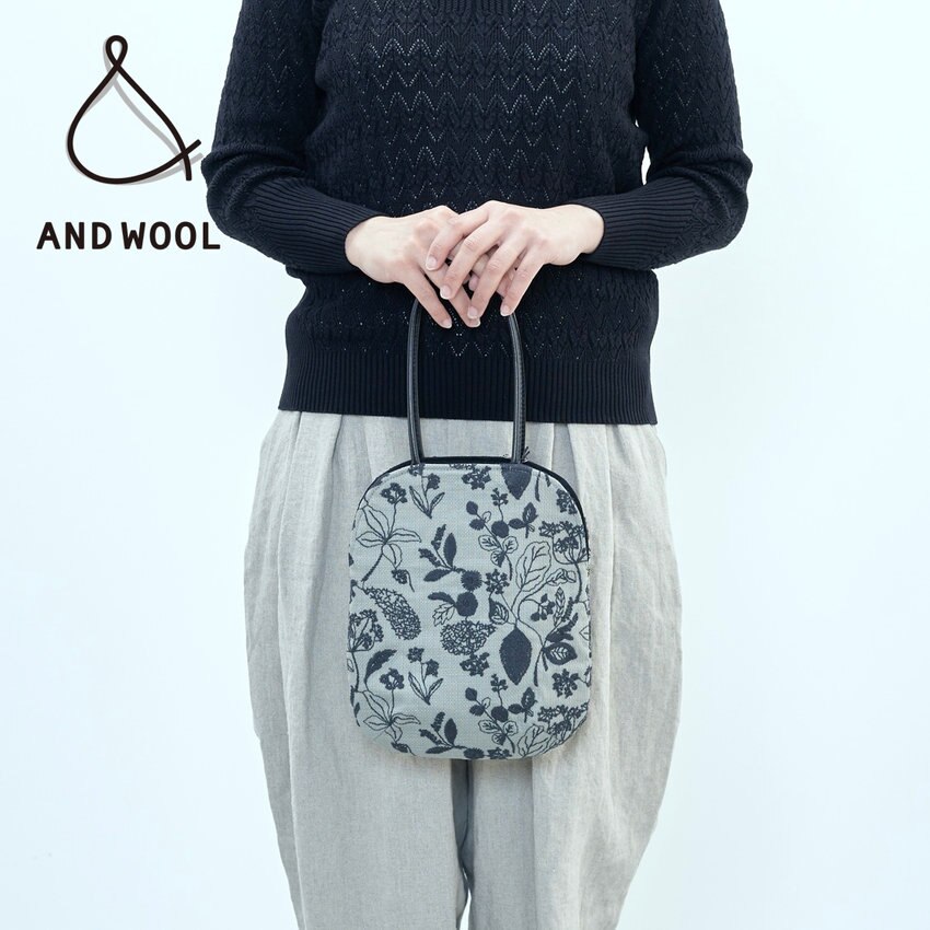 爽やかな春の日のお出かけに!!人気の【筆記帳刺繍のミニバッグ】財布・携帯電話・ペットボトルがちょうど入るサイズ感です!!