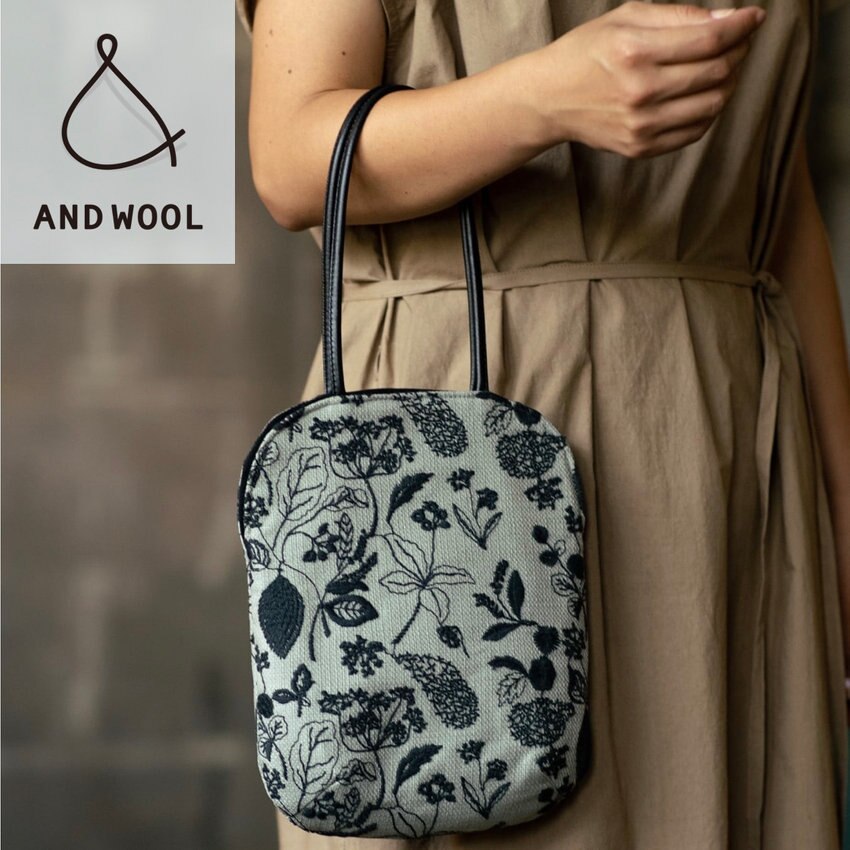 人気の【筆記帳刺繍のミニバッグ】爽やかな春の日のお出かけに!!「財布・携帯電話・ペットボトル」がちょうど入るサイズ感