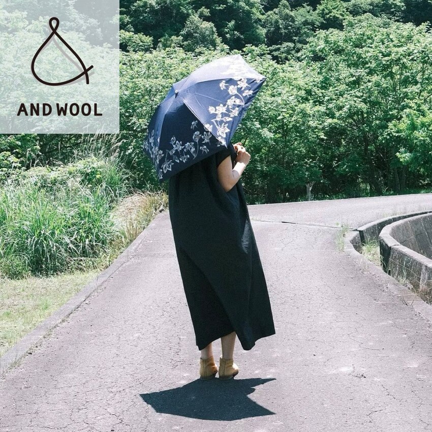 【在庫残りわずか!!】大ぶりの「モクレンの花刺繍柄」が華やかさと上品さを演出してくれる「UVカットOK・晴雨兼用日傘」