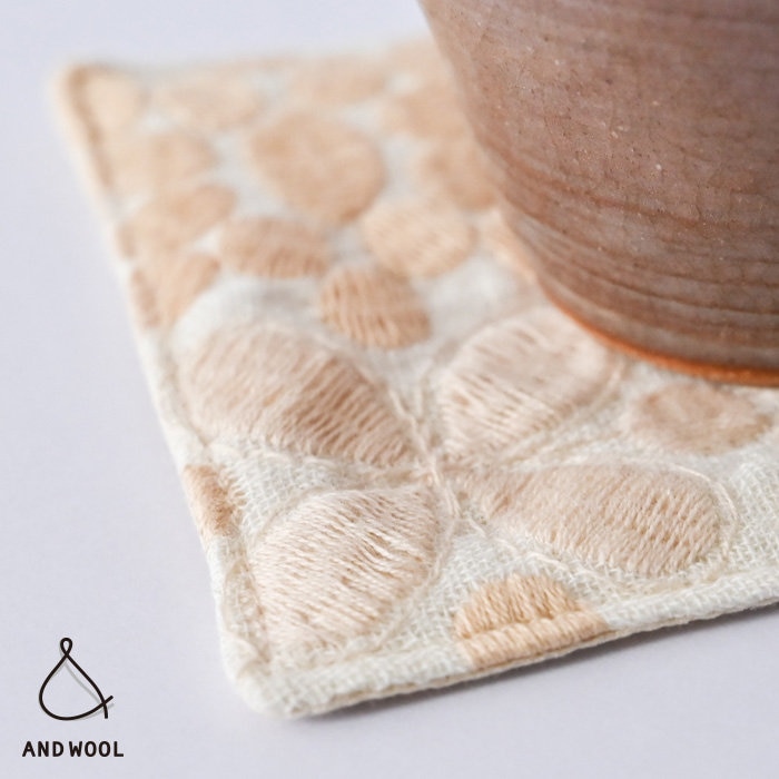 【AND WOOL おうち小物】生地感も色合いも優しい、花タイル模様刺繍のコースター