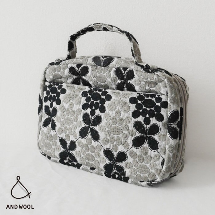 【AND WOOL お出かけ小物】マチもポケットもたっぷり大容量が嬉しい、花タイル模様刺繍のポーチ