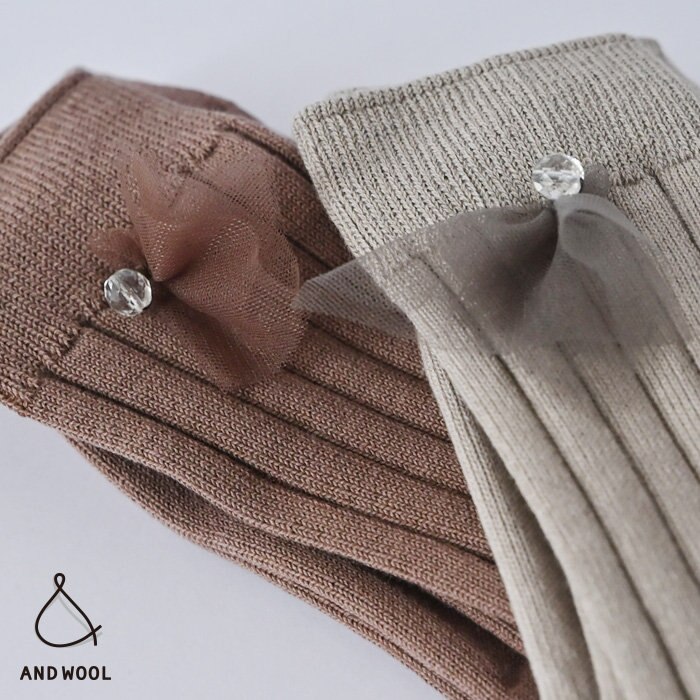【AND WOOL ニット屋さんのコットン靴下】さり気ない甘さを添えて、お出かけの足もとに遊び心を