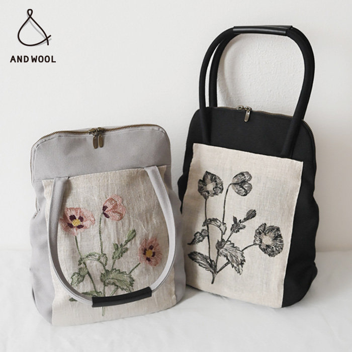 【AND WOOL お出かけ小物】植物図鑑のようなクラシックな雰囲気のポピーの花刺繍が目を惹く、頒布のバッグ