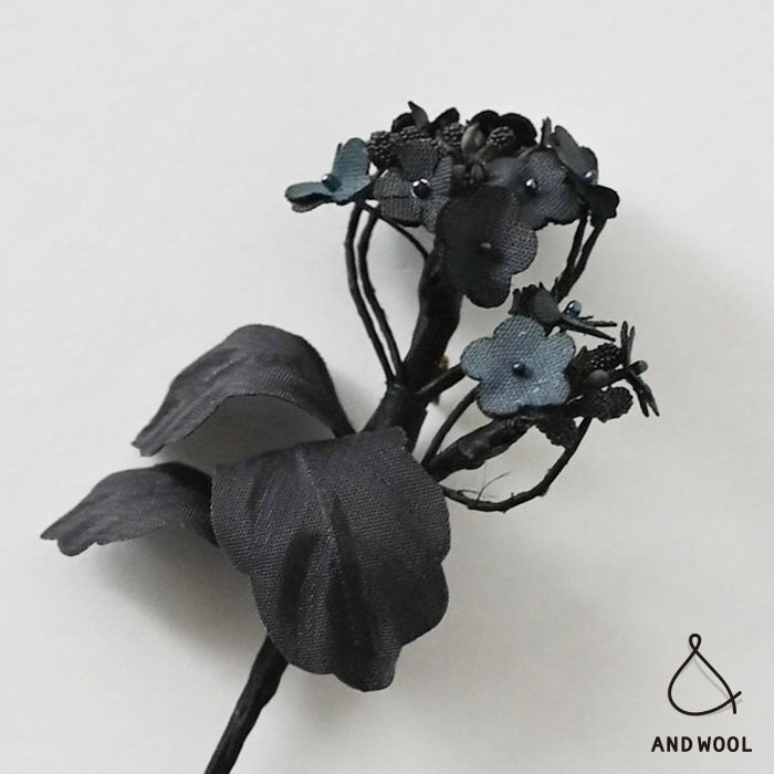 【AND WOOL お出かけ小物】フォーマルシーンにも使いやすい、スタイリングを格上げする上質なブローチ