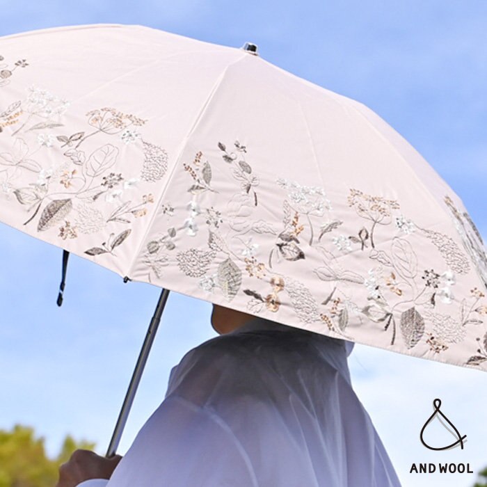 【UVカット率99%以上・一級遮光生地の晴雨兼用傘】優しいピンクベージュに花刺繍の日傘で、肌を守りながら気分も華やかに
