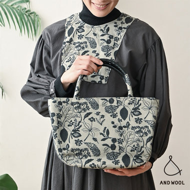 美しい全面刺繍が目を惹く、たくさん入り自立する人気型の半円バッグ