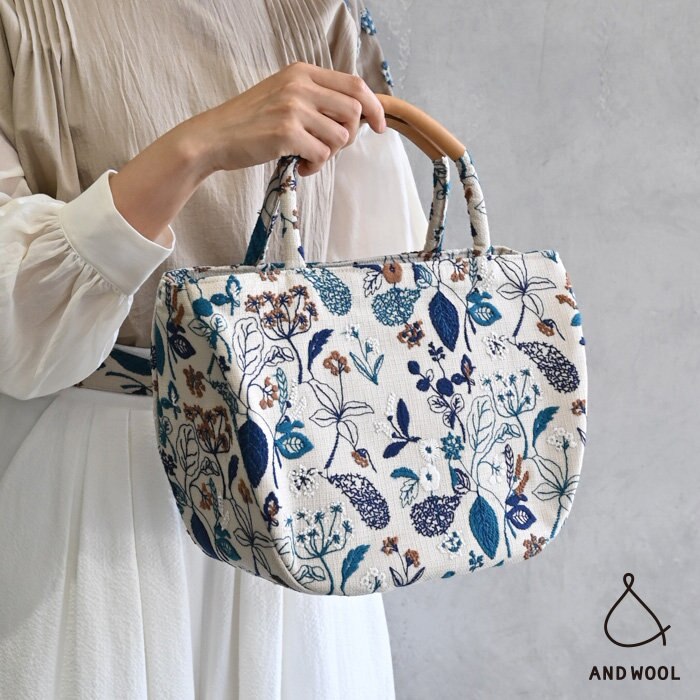 【AND WOOL お出かけ小物】美しい全面刺繍が目を惹く、愛され定番人気シリーズのバッグたち