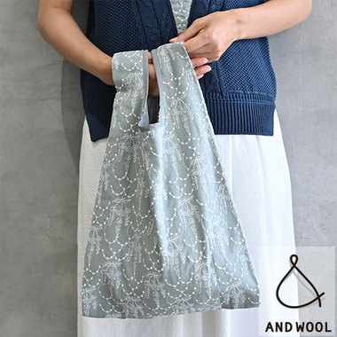 【折りたためてサブバッグとしても活躍】シンプルながら繊細な刺繍が目を惹くオリジナルテキスタイルのエコバッグ