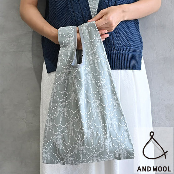 【折りたためてサブバッグとしても活躍】シンプルながら繊細な刺繍が目を惹くオリジナルテキスタイルのエコバッグ
