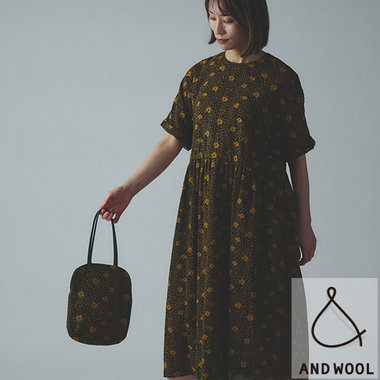 小さな花が咲く、花刺繍の小さな手提げバッグ