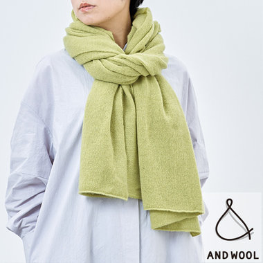 ホワイトカシミヤの暖かさ　首元を優しく包むストール