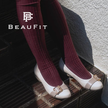 BEAUFIT｜大ぶりバックルが目を惹くフラットパンプス