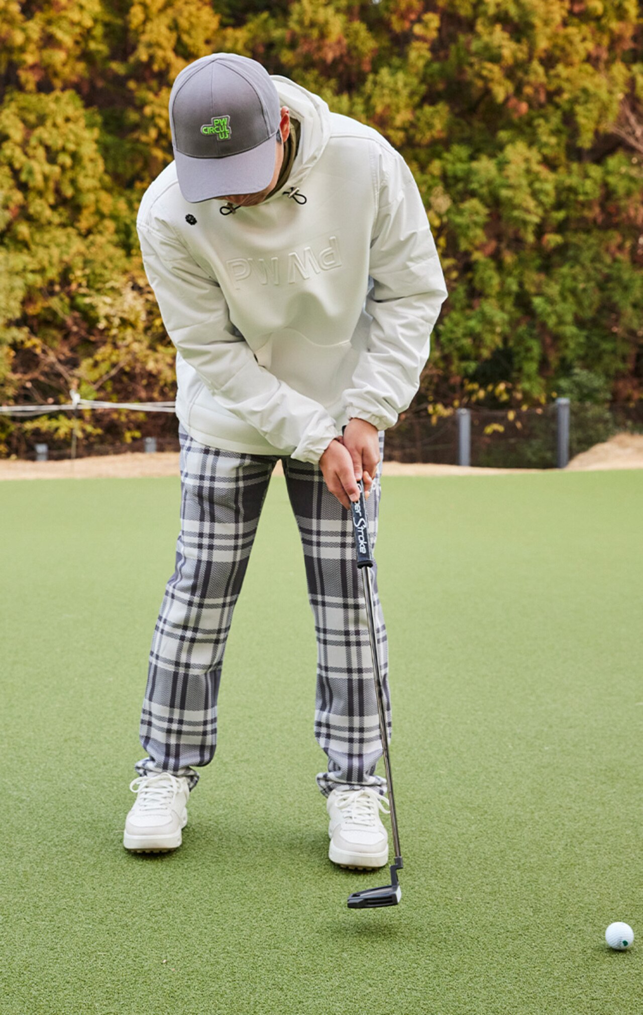 ゴルフ,ゴルフレッスン,菅原大地,パターをしている図