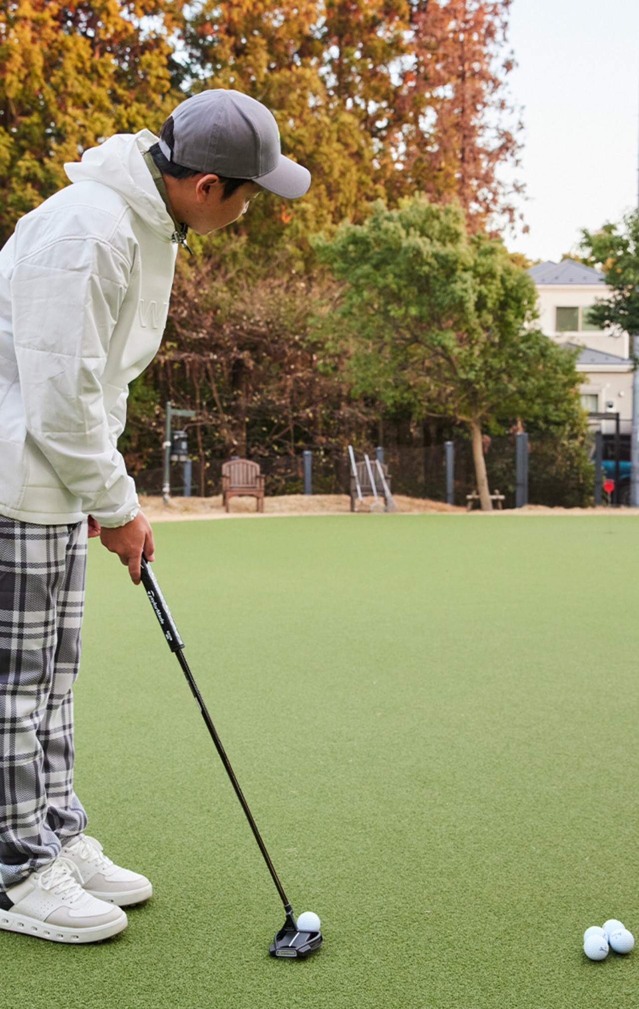 ゴルフ,ゴルフレッスン,菅原大地,パターレッスン,振り幅,基本のパター,3mの練習を行っている図