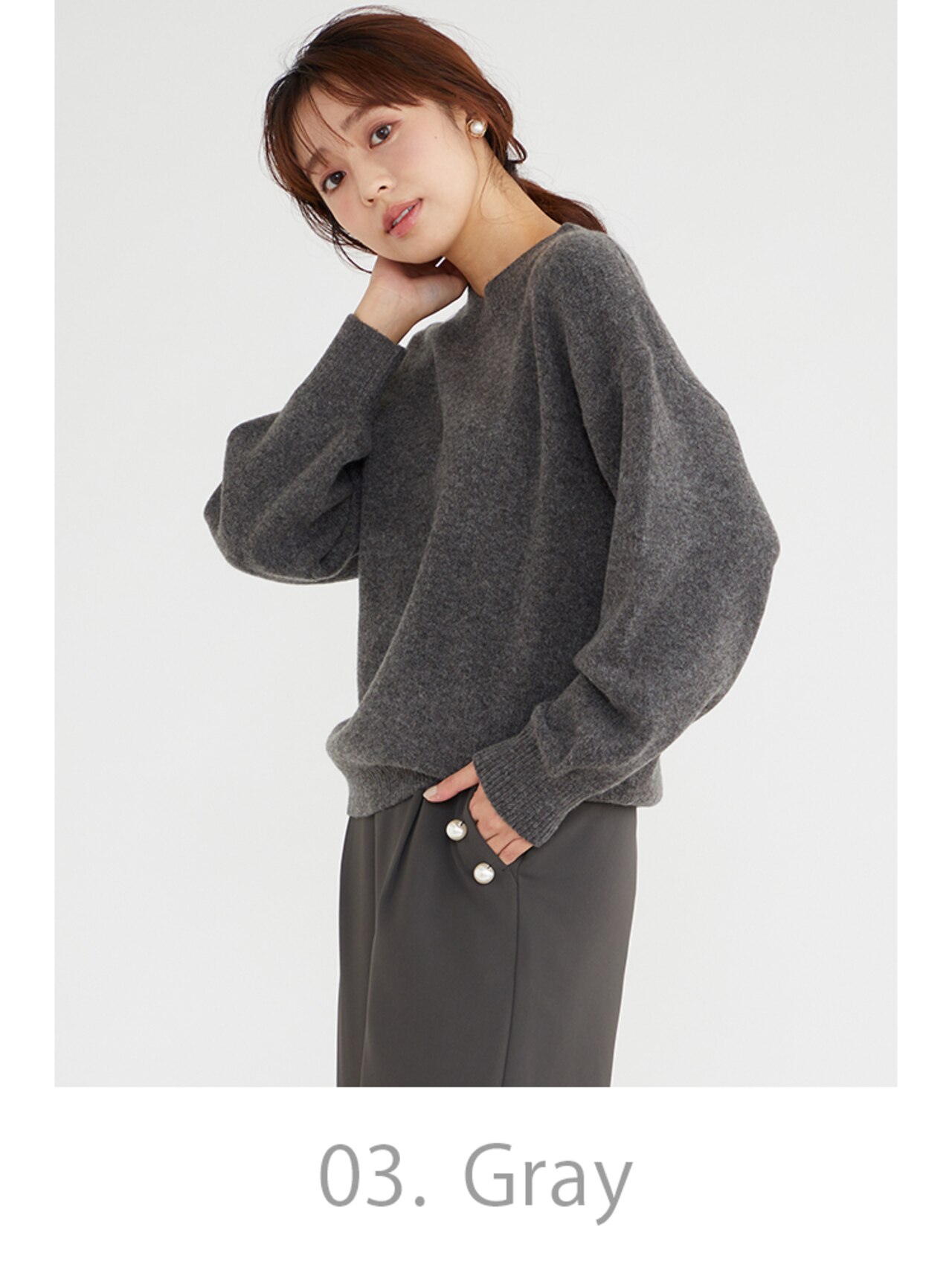 グレーのクルーネックニット プルオーバー