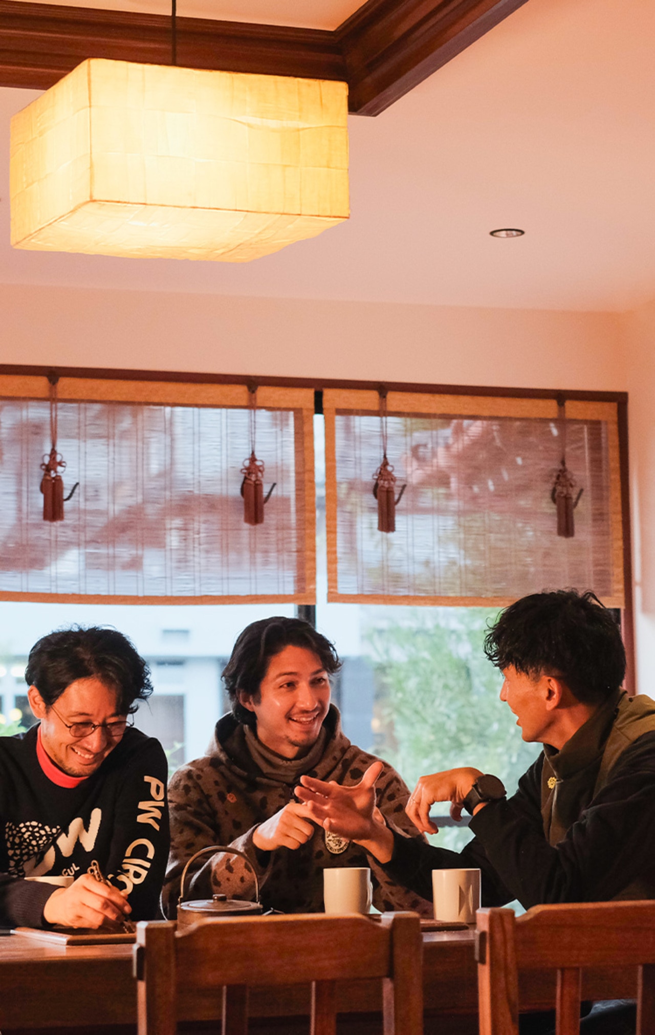 PWCIRCULUS,ピーダブ,PW,ゴルフウエア,POP&WIT&TRIP,佐賀の旅,和多屋別荘,3人が談笑しているシーン画像2