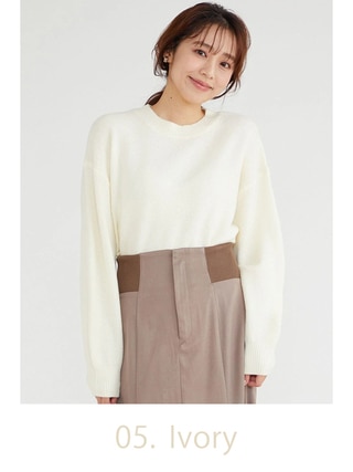 アイボリーのクルーネックニット プルオーバー