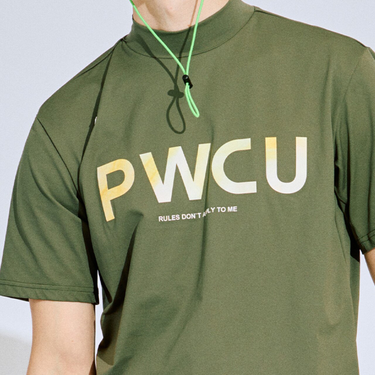 PWCIRCULUS,ピーダブ,PW,ゴルフウエア,MENS,ゴルフ,速乾,UV,ストレッチ,コットンライク,天然素材見え,KHPNGM0515,メッシュポケット,涼しいウェア,モデル着用写真,胸元のデザイン部分の寄り写真,カーキ