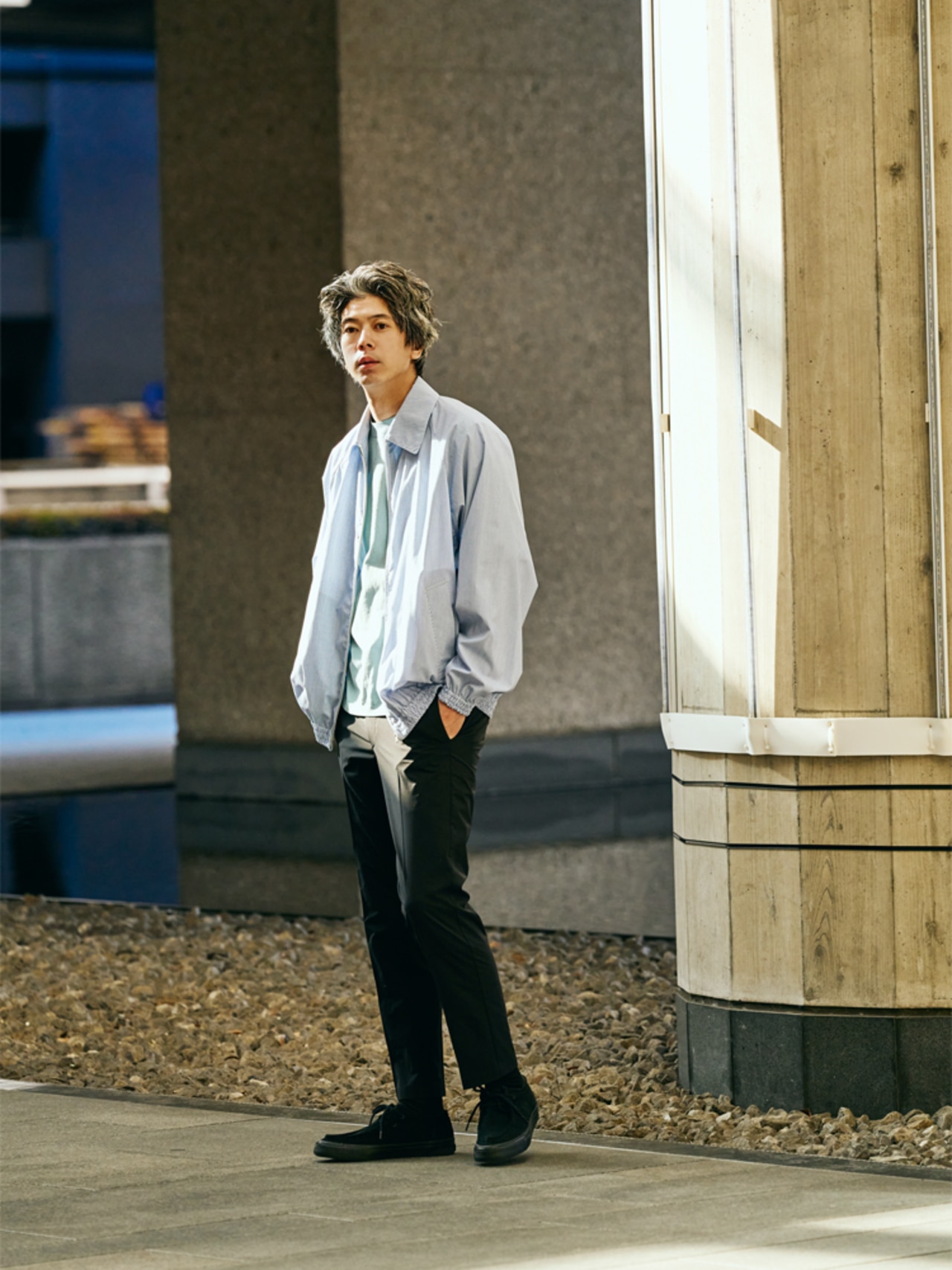 ブラックの機能美パンツとシャツジャケットの着こなし