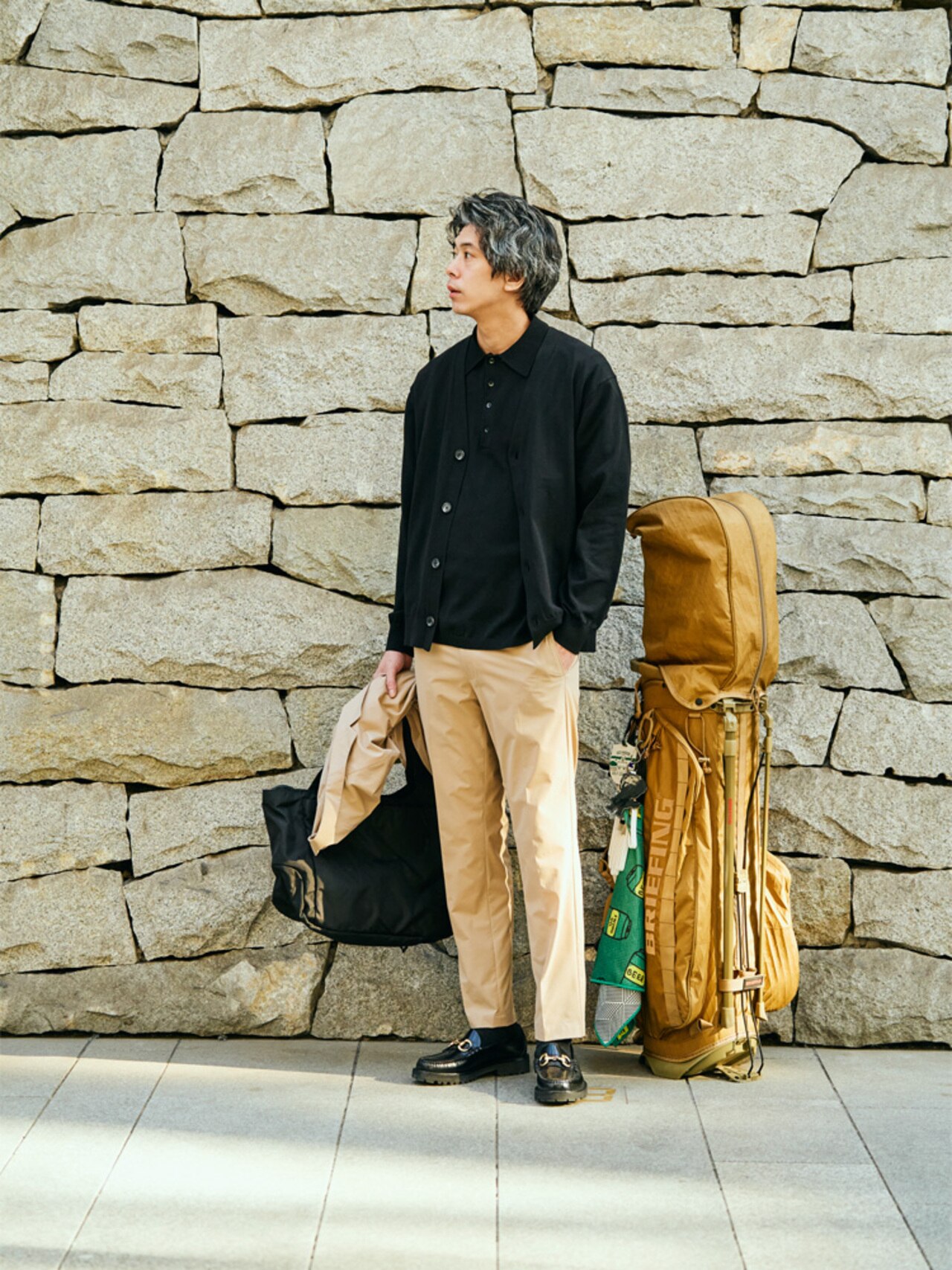 ベージュのセットアップのゴルフのクラブハウスの服装