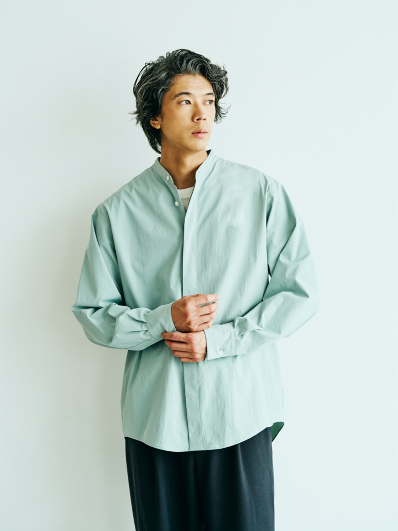 グリーンのメンズシャツの着こなし