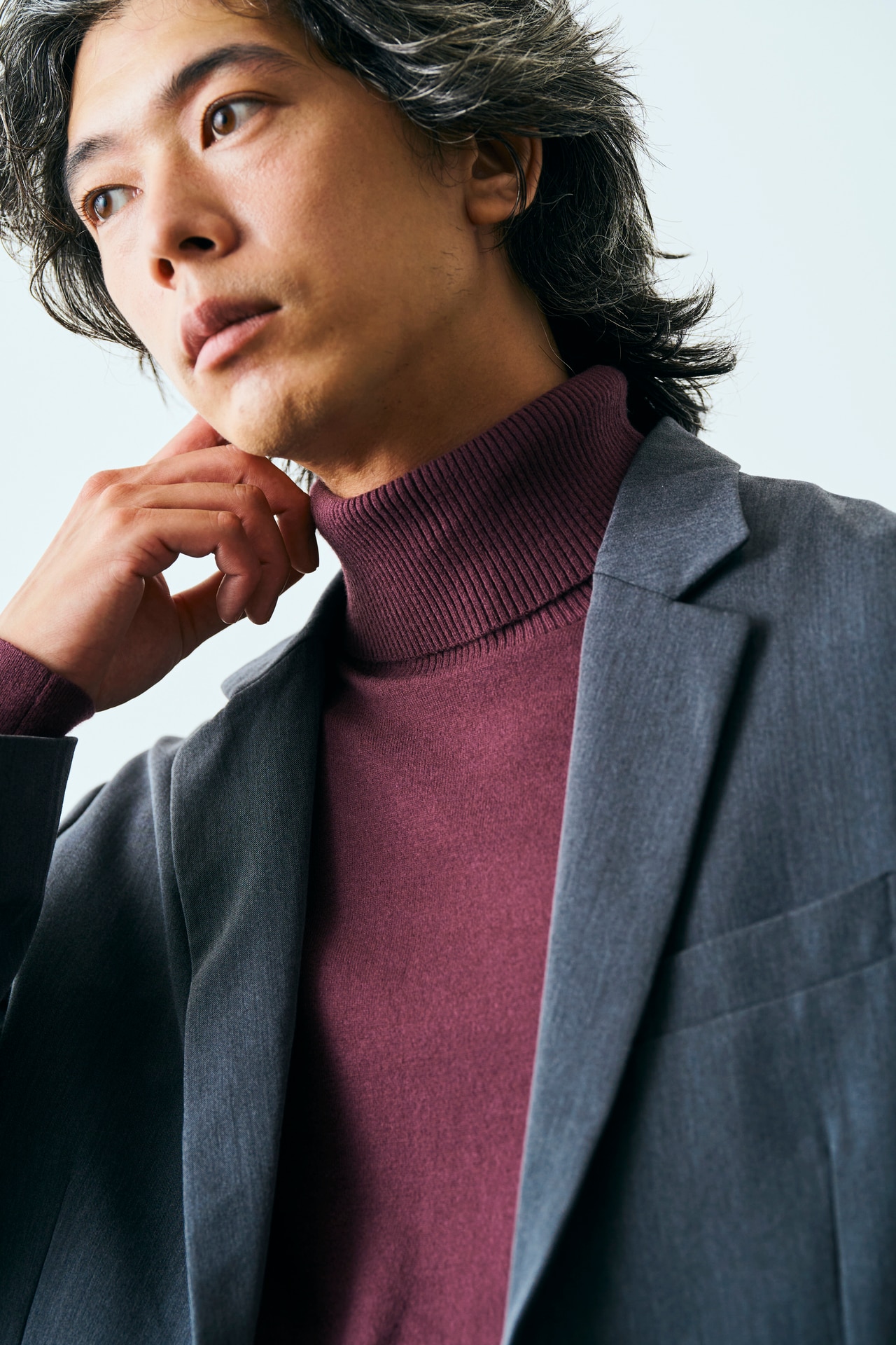 アンフィーロメンズのライトウォームタートルネックニットのコーデ