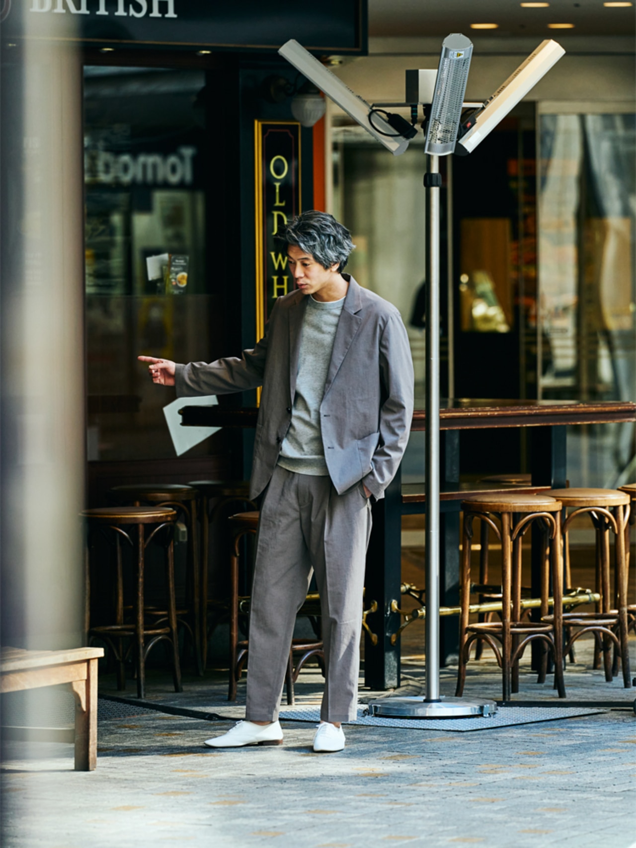 アンフィーロメンズのグレーのカジュアルセットアップ