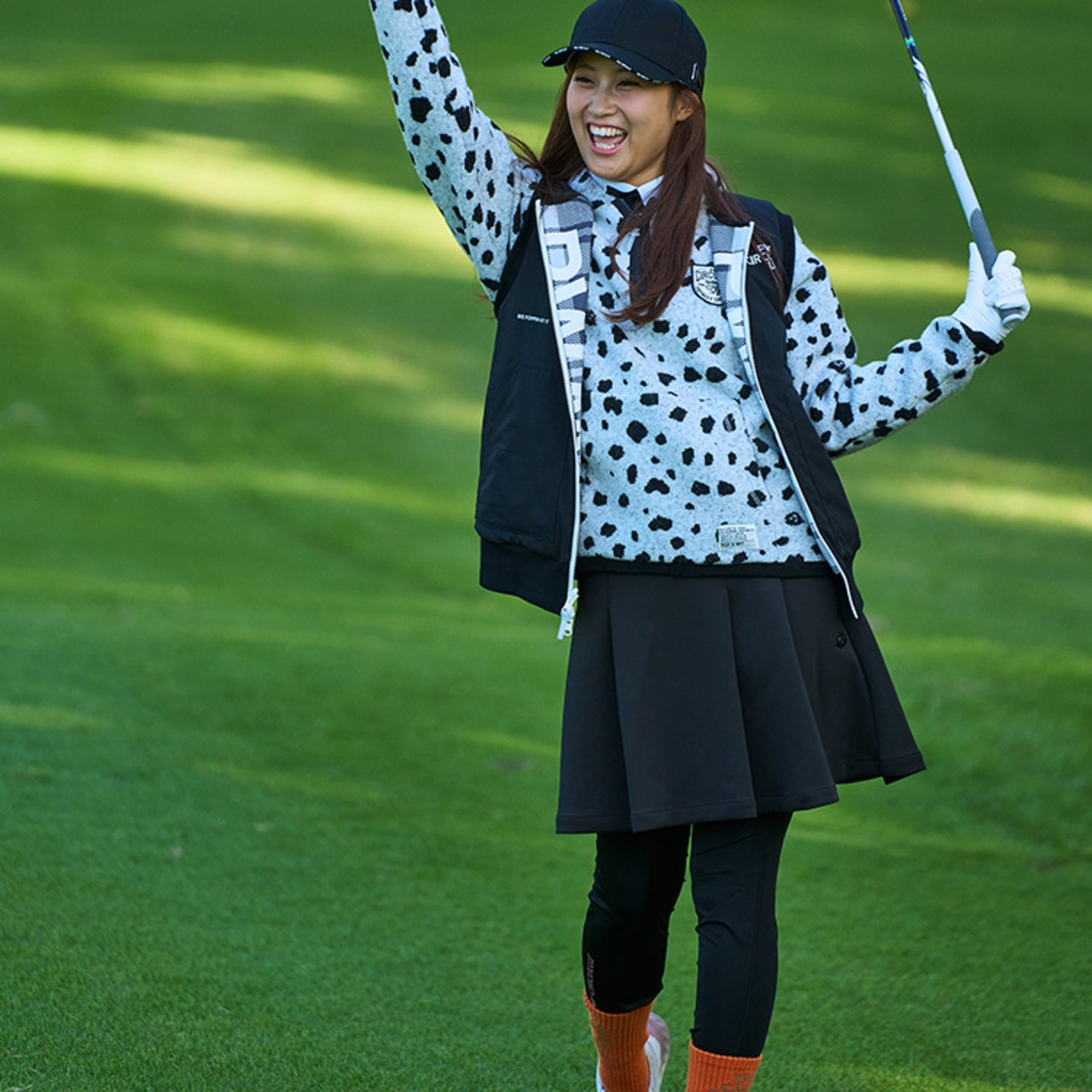 PWCIRCULUS,ゴルフウエア,気温別コーディネートの画像,いつでも準備はOK5℃前後のコーデ2,レディースコーディネート,手を挙げるシーン