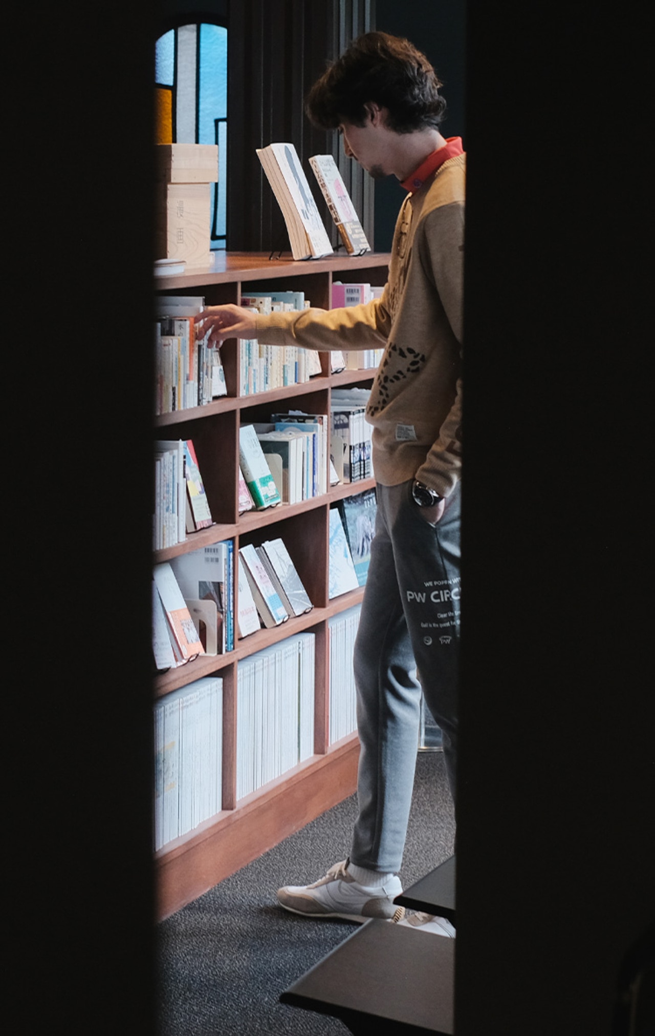 PWCIRCULUS,ピーダブ,PW,ゴルフウエア,POP&WIT&TRIP,佐賀の旅,和多屋別荘BOOK&TEA三服,本を手に取るシーン