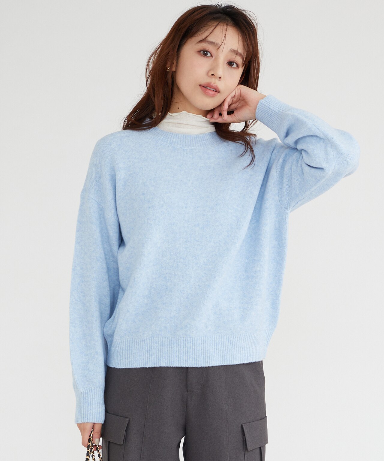 ブルーのクルーネックニット プルオーバー