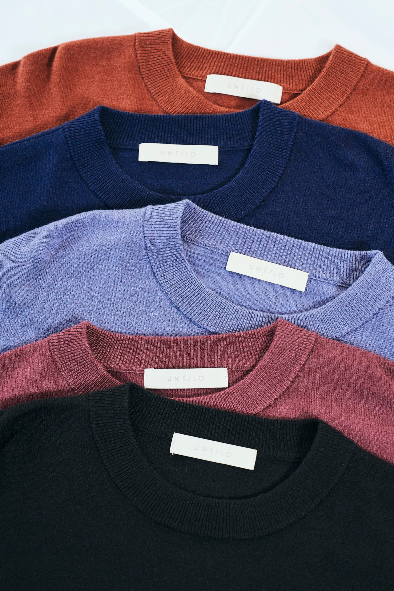 アンフィーロメンズのライトウォームクルーネックニットのカラーバリエーション