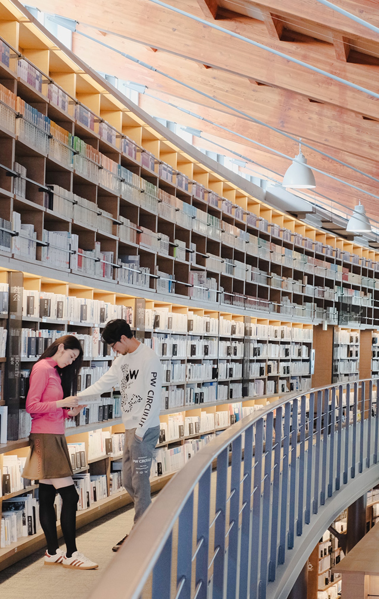 PWCIRCULUS,ピーダブ,PW,ゴルフウエア,POP&WIT&TRIP,佐賀の旅,武雄市図書館の2階本棚