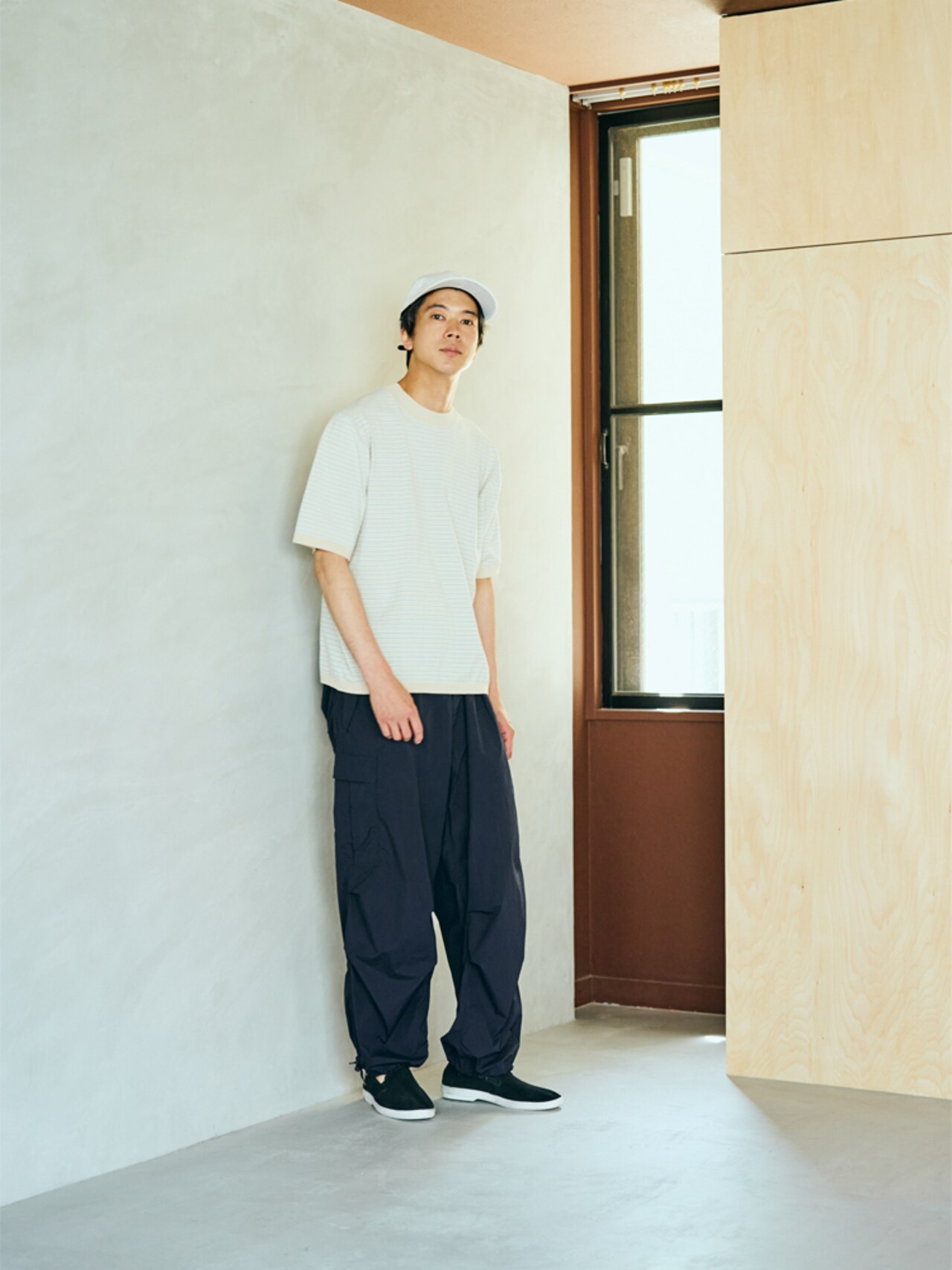 Light Move カーゴパンツの公園コーデ