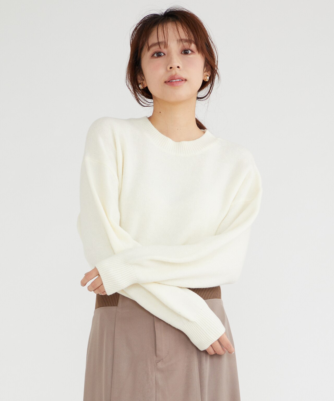 アイボリーのクルーネックニット プルオーバー
