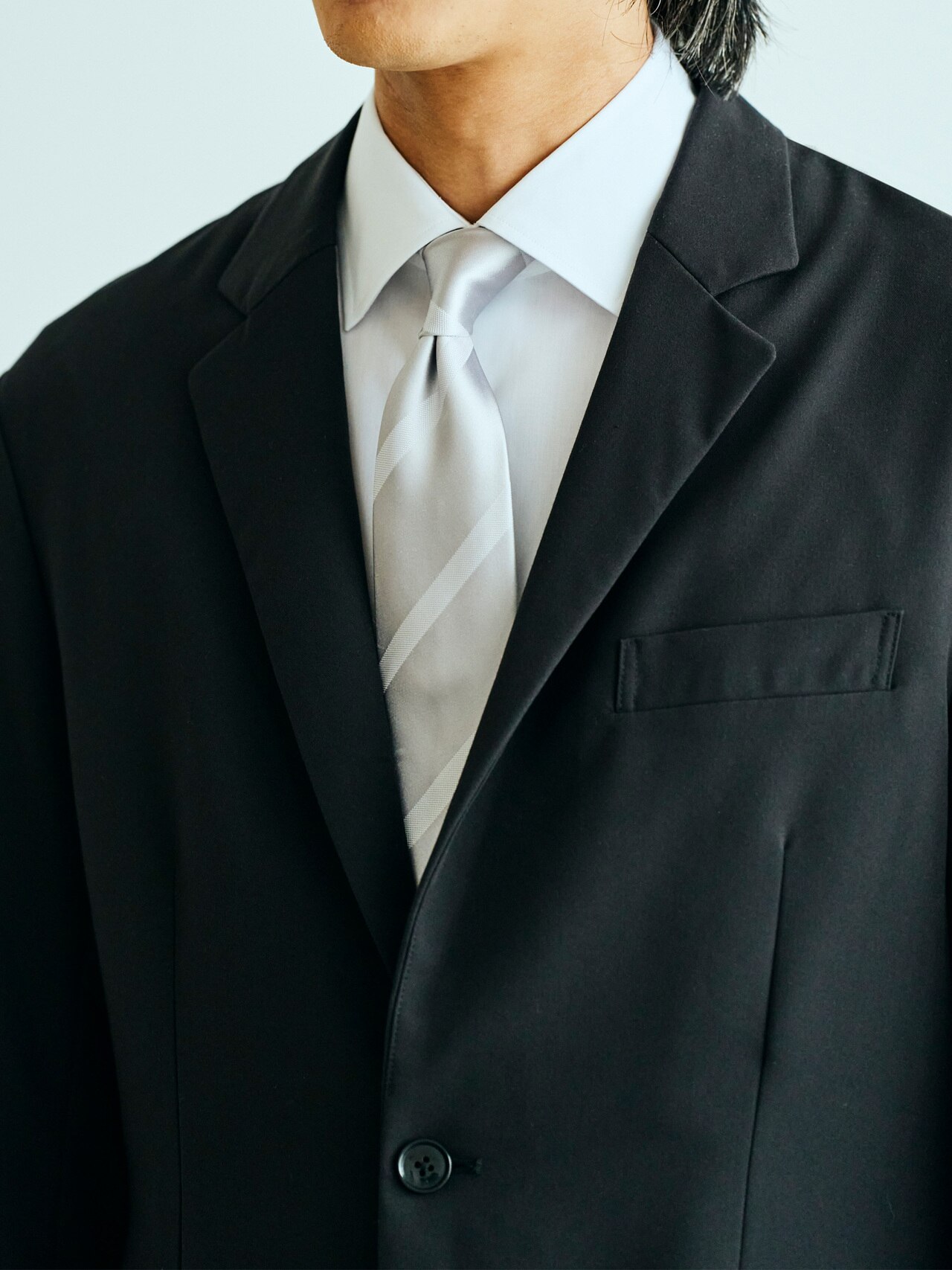 ブラックのスーツとネクタイのコーデ