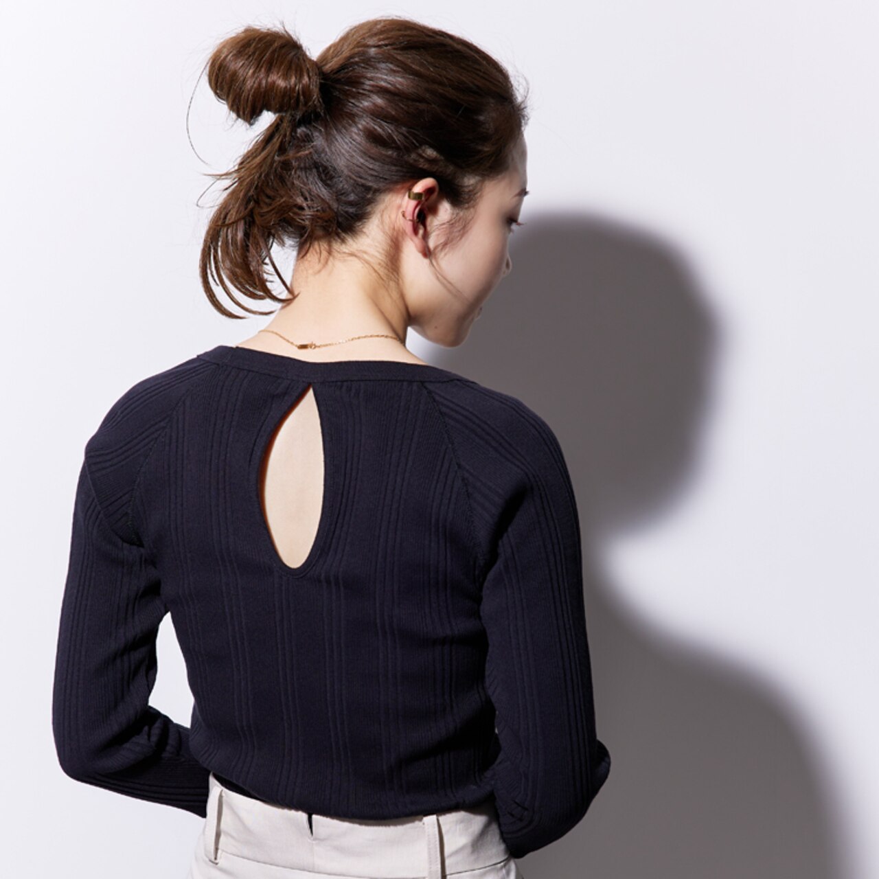 背中 空い てる トップス